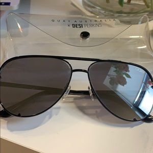 QUAY x DESI PERKINS HIGH KEY MINI BLACK